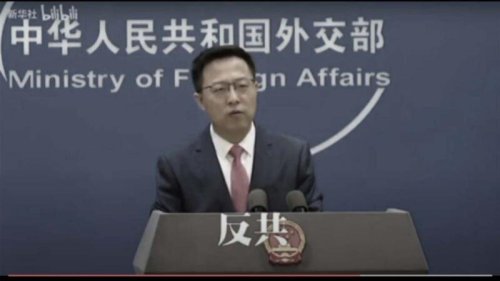 有“战狼”之称的中共外交部发言人赵立坚日前在记者会上出现口误，口出“分享‘反共’经验”之语。网友热传相关视频片段，讥讽他是否“两面人”。中共官媒急忙补锅，接连删除或剪切视频。 