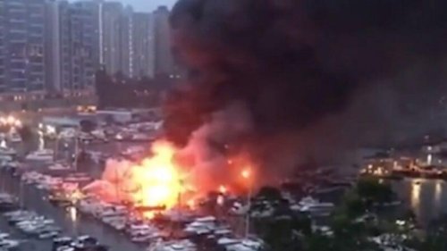  位于香港的“香港仔南避风塘”今日(27日)凌晨2时30分左右，惊传多艘船只冒烟起火，还伴随爆炸巨响，烈焰席卷半空远处清晰可见。据传至少16艘船受波及，火势在凌晨近5点一度升级为三级，直到8时40分大致被灭熄。目前传出有至少1人送医治疗。 