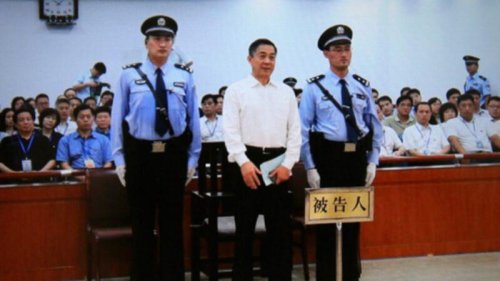 四位卸任重庆市长“同框”的照片，日前在网络上传出，引起舆论关注。人们注意到这四人之外，至少两任重庆市委书记及3任公安局长被捕，重庆官场的凶险，犹如被施了“魔咒”。 