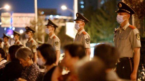 中共七一党庆前夕，北京城如临大敌，军警遍布街头巷尾，进入最高战备状态。网上传出天安门广场阴森肃杀景象的视频，广场上空无一人，只有警车在路边巡逻。网友嘲讽，这像“黑老大过寿”。