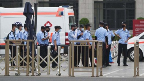 为中共所谓“百年党庆”，北京城内一片肃杀。除了军警和“朝阳群众”遍地之外，当局还祭出五花八门的安保措施。有消息指，北京部分地区近期已出现间歇性断网现象，当局还挨家挨户强收液化气罐和电瓶车。 