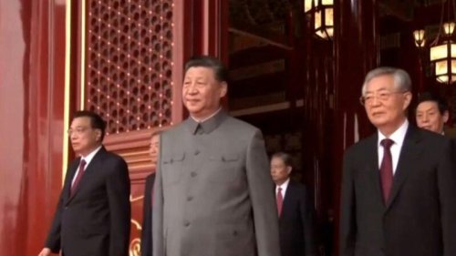 7月1日早上，中共建党百年大会在北京天安门举行。习近平在大会上发言，胡锦涛和温家宝现身，江泽民和朱镕基均未出席。在习发表讲话时，台下掌声怪异，整齐、机械，而且拍几下就停，引起舆论关注。 