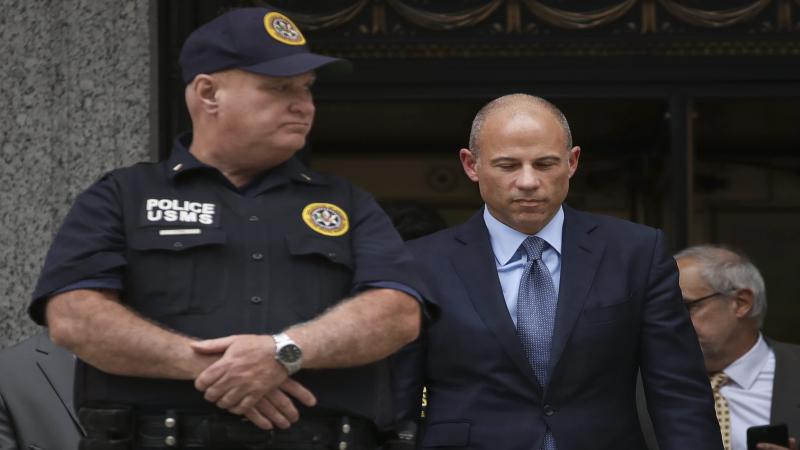 7月8日（周四）下午，一名曼哈顿法官判处律师迈克尔．阿文纳蒂（Michael Avenatti）30个月（两年半）的徒刑。阿文纳蒂曾经因代理起诉美国前总统川普而大出风头，他现在因企图以高达2,500万美元的价格勒索耐克（Nike）而获刑，名声彻底扫地。面对坐牢和前途尽毁的现实，阿文纳蒂在法庭上痛哭流涕。 