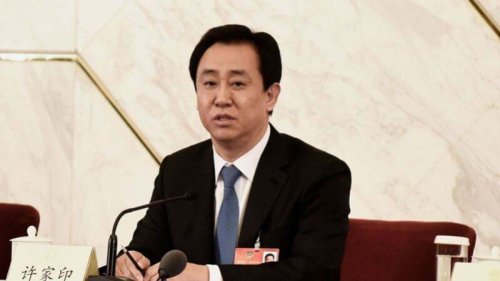 中国恒大集团创办人许家印7月1日在中共“百年党庆”之日出现天安门城楼上。但外媒披露，此前许家印刚刚遭中共官方约谈，主要针对其3020亿美元的债务问题。 