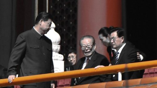 北京当局重手打击赴美上市的滴滴出行，后者表态“拥护”官方处罚突又删文，似乎显示中共在内忧外患中又涌起一波内斗暗流。日前中纪委发表一篇千余字的评论，连用44个“斗争”，新华社再提反腐无“铁帽子王”，耐人寻味。 