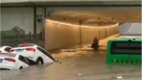中国河南省信阳市遭遇罕见特大暴雨袭击，城市内一片汪洋 。网上视频显示，信阳市街道上大量汽车都被浸泡在深水中，火车站也被水淹，涵洞已成河流，更有多地形成了长达数百米的瀑布，观之惊心动魄。 