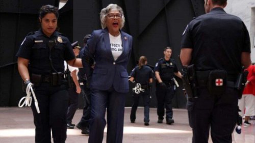 美国国会黑人核心小组主席、众议员乔伊斯·比蒂（Joyce Beatty）因在国会大厦场地的禁区示威被捕。比蒂是民主党议员中的激进的左派人士，她反对有关投票时需出示选民身份证等投票政策，要求国会通过“H.R.1/S.1法案” 