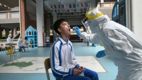 尽管中国国产疫苗被证实效力低下，接种后问题频发，中共当局日前仍批准国产中共肺炎(COVID-19)疫苗在3至17岁年龄段紧急使用。大陆多地近日趁著暑假正式启动未成年人接种疫苗行动，其中12至17岁被列为优先施打疫苗的对象。 
