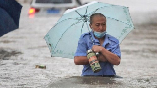 7月20日，河南省郑州大学第一附属医院一楼被水淹，全院停电，备用电源也无法使用，约600多名重症病人的救治受影响，情况越来越危险。 