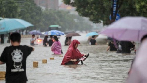 7月20日河南郑州洪灾中，大批民众被困5号线地铁站车厢，河南交通广播女主持人小佩也被困其中。事发后，她在微博上、微信社交平台不断发出呼救。她疑带哭腔说：“不知道这是不是我最后一条微信了。” 