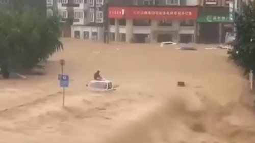 受暴雨影响，河南郑州中牟常庄水库出现管涌险情。为保常庄水库，当局决定在20日上午日10点30分开始向下游全力泄洪。此举至郑州遭遇空前大洪灾。不过，官方并未提前通知民众撤离，洪水泛滥后才相继发消息称要泄洪，且发布的泄洪时间都不一样。官媒一系列操作点燃网民怒火，民间质疑此次郑州洪灾是人祸而非天灾。