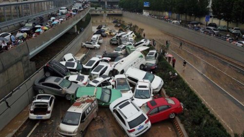 中国河南省连日暴雨，洪灾遍地，包括郑州在内的十多个城市都发生严重水患。当局为保城市在农村泄洪，导致周口市两个县强制撤离39万余人，并在动员全县逃往外地。