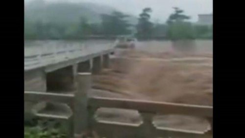中国河南省郑州市内的洪水尚未完全消退，强降雨已继续北上直扑河北省，导致22日邯郸市下辖的多个村庄因特大暴雨来袭受灾。当天上午，河北省气象局等机构接连发出暴雨红色预警和地质灾害、山洪灾害预警，同时有多个水库泄洪。 