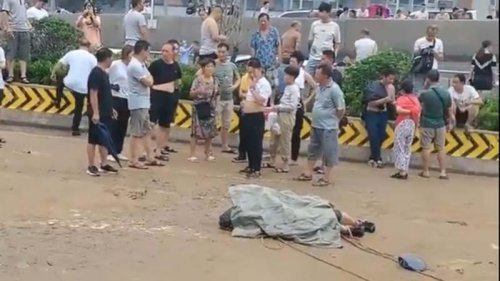 2021年7月22日，网传刚从郑州京广路隧道打捞出的遗体照片。7月20日中国郑州市大洪灾，继地铁5号线之后，京广路地下隧道又曝出惨案。隧道口全部被淹没，网友估计有至少数百辆车没入水中。日前有多个显示打捞出尸体的视频曝光。 
