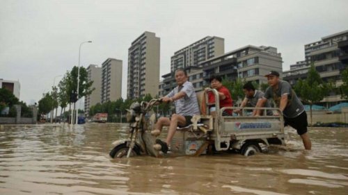 中国河南省会郑州市遭受暴雨袭击后全城淹水，居民死伤惨重。官方将灾害原因归咎于所谓“极值暴雨”。然而有水利专家接受外媒采访时却指出，这次的暴雨并非“极值”，郑州的城市发展规划本身存在缺陷，加上城市排水系统标准太低和小水库泄洪等因素，导致灾难发生。