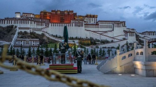 中国多地遭遇洪灾、疫情夹击之际，习近平日前突然视察西藏拉萨，并有军中高级将领随行，引发外界关注。 