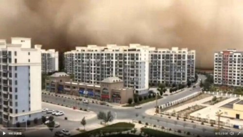 在中国河南省和南方洪水肆虐的同时，北方的甘肃省多地也罕见地在盛夏遭遇沙尘暴。网传视频显示，25日敦煌市瞬间被高逾百米的沙尘墙吞噬，宛如灾难片景象。 