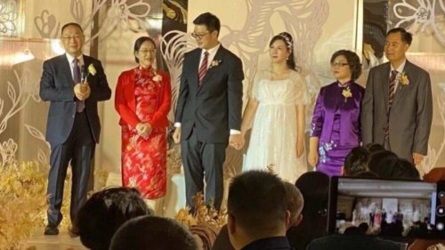 河南洪灾被批人祸，中共则甩锅“天灾”和“敌对势力”。有“反美先锋”、“中共国师”之称的金灿荣，也在微博声称警惕“敌对国家气象武器”。但金当晚又透露与美国官员“共进晚餐”，被指再次诠释“反美是工作，亲美是生活”。 