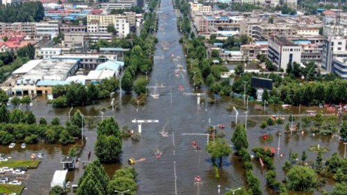 河南新乡发生水灾后，卫辉市7月26日发生严重内涝，成水中孤城，将近60万人受灾。中共水利部26日公布，26日8时至20时，河南、浙江、上海、江苏、安徽、云南、新疆等地共有34条河流发生超警以上洪水。 