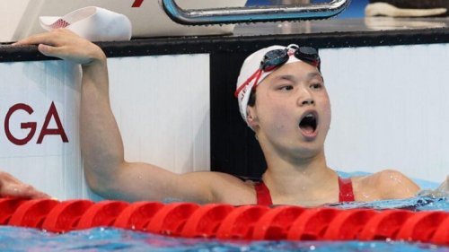 中国弃婴、加拿大华裔女孩日前夺得东京奥运游泳金牌，引爆大陆网民热议。这则消息一度登上微博热搜，没想到评论区翻车，很快就被官方撤下。