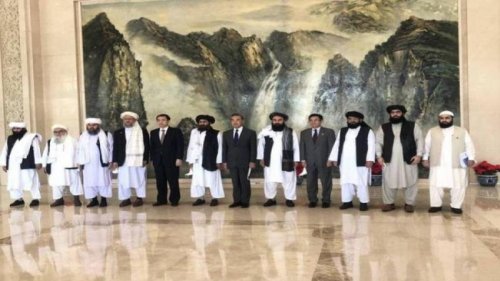 中共外长王毅日前在天津“隆重”接待了阿富汗极端宗教组织塔利班代表团。会后王毅称，北京希望塔利班在阿富汗重建过程中“扮演重要角色”，令外界大跌眼镜。舆论担忧，一旦奉行极端教义的塔利班掌控了整个阿富汗，阿国妇女恐将重新坠入完全被奴役的悲惨境地。
