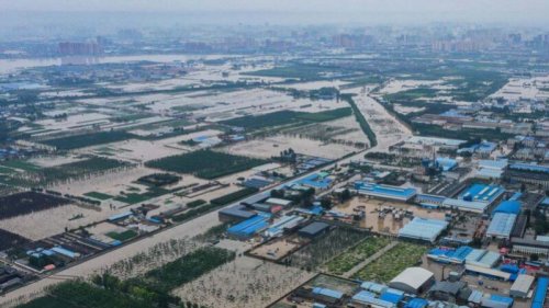 中共官媒宣传河南洪灾缓解，但部分地区依然灾情严峻。29日，鹤壁市通报当晚启用小滩坡蓄滞洪区，当天半夜网上传出村干部通知炸堤的视频。此前多地传出消息指，当局试图凌晨无预警悄悄炸堤，被巡堤村民发现。 