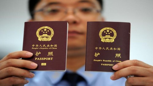 中共以防疫为由严控民众出境，今年上半年签发普通护照大减98%，引发舆论关注。有评论认为，防疫只是当局的借口，中共对出境收紧管控主要是防止官员外逃，同时防止更多的资金外流。 