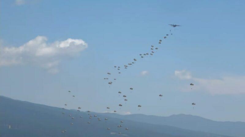 日本陆上自卫队伞兵部队首度从日本直接飞往海外空降关岛，与美军陆军第82空降师实施联合训练。此训练着眼提升陆上自卫队岛屿防卫能力，研判背景跟强化发展海洋的中共有关。