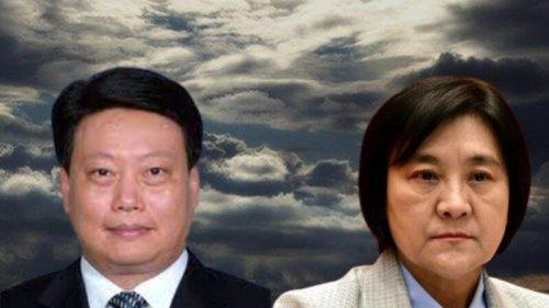 中共官场近日出现新一轮人事异动，内蒙古主席布小林辞职，由副主席王莉霞代理主席职务；中共司法部长唐一军，也由此前的党组副书记升为书记，而原来的书记却成了他的下属。 