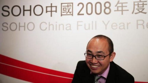 近年来中国地产大亨潘石屹不断变卖国内资产引起当局注意，网络上传出“别让潘石屹跑了”的声音。日前SOHO中国出售给黑石集团一案被中共监管部门立案审查，显示这笔被称为“潘石屹最后一跑”的交易遇阻。 