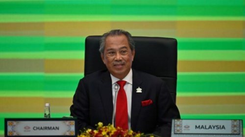 马来西亚疫情严峻，政治局势亦动荡不安。马来西亚新闻网站“当今大马”（MalaysiaKini）报导，由于执政联盟内斗，面对下台呼声不断的首相慕尤丁失去在国会的多数优势，将于明天(16日)请辞。 
