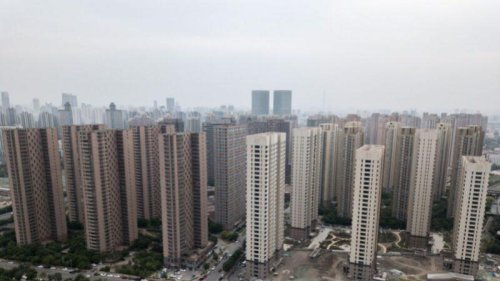 湖南省岳阳市出台2021年中国首个旨在限制房价跌幅的“限跌令”。据克而瑞数据显示，自从6月开始，岳阳新房价格出现了断崖式下跌，困境中的房地产商们纷纷试图以价换量，降价促销回笼资金。岳阳称“限跌令”出台的理由，是防止房地产商恶意降价扰乱市场。