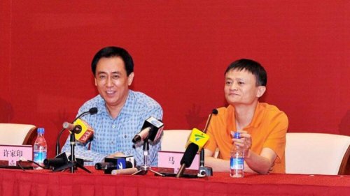 中国房地产巨头恒大集团近日频频爆出负面消息，创办人许家印与江派的关系也引发舆论关注。据称许与江派的曾庆红家族来往密切。外界分析，许有可能步马云后尘，这也证明其背后的江派大佬罩不住他了。 