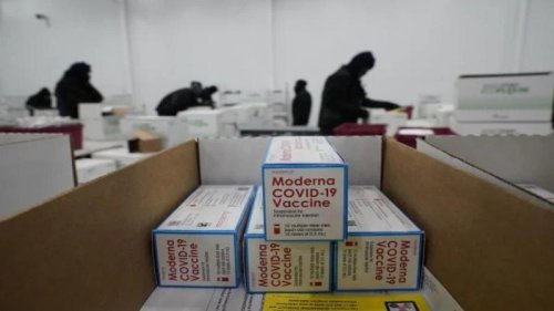  随着美国FDA完全批准辉瑞疫苗，全美大力推广和强制注射COVID-19疫苗，然而一份泄露报告显示，莫德纳公司没有完全向政府报告疫苗伤害事件，可能构成严重违法。 