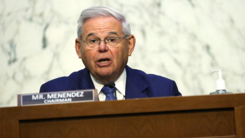 在喀布尔发生爆炸并导致死亡事件后，参议院外交关系委员会（Senate Foreign Relations Committee）主席鲍勃·梅嫩德斯（Bob Menendez）呼吁，拜登应该先“完成对美国公民的大规模撤离”，然后再从阿富汗撤军。并提醒“不能把美国人的安全交给塔利班”。 