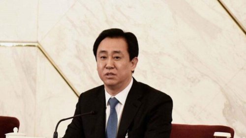 恒大创办人许家印日前带领8名副总裁，被迫签署“军令状”，确保完成楼盘交付。深陷债务危机的恒大集团部分项目已停工，稍早前，恒大多名高管被官方约谈。 