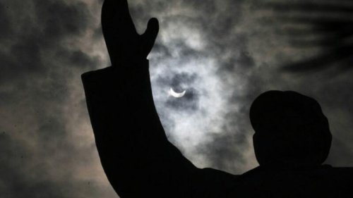 今天（9月9日）是中共前党魁毛泽东去世45周年纪念日，但中共官媒一片静悄悄，既没有发表纪念文章也没有相关活动。坊间流传，毛泽东去世前出现许多诡异现象，毛本人也吓坏了。 