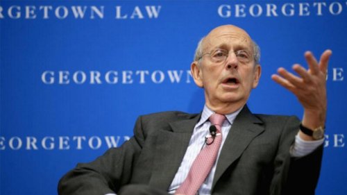 激进主义人士一直在向最高法院自由派大法官之一——布雷耶（Stephen Breyer）施加压力，要求他退休，以便拜登可以任命一位年轻的自由派人士来接替他的位置。9月9日，布雷耶表示，他将按照自己的意愿退休。 