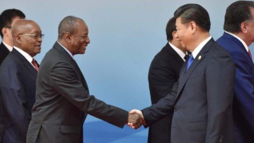 中共突然撕破其“不干涉它国内政”的面纱，罕见地谴责几内亚政变，要求释放被扣押的总统孔戴（Alpha Condé）。专家分析，中共过去孤注一掷投资孔戴，未培植反对势力，孔戴突然倒台令北京措手不及。 