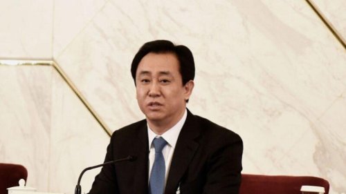 中国房地产龙头企业“恒大集团”，9月8号，旗下的理财产品“恒大财富”暴雷，受害人纷纷涌入各地恒大分公司追讨血汗钱。13号，各地受害人发动大规模维权。