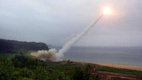 周三（15日），韩国成功测试了一枚国产潜射弹道导弹（SLBM），成为第一个开发这种武器的无核武器国家，以更好地应对朝鲜日益增长的威胁。 