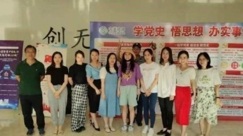 中国女星赵薇传被封杀后，被中国当局列为“劣迹艺人”，所有作品通通从影音平台下架，微博超话也被关闭，顿时销声匿迹，仿佛从人间蒸发！14日，有网友在微博贴出照片，指出赵薇回到芜湖老家，立刻引起大众关注 