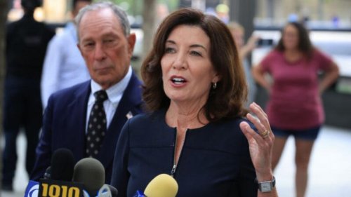纽约州州长凯茜·霍楚（Kathy Hochul）周二（9月28日）宣布，她已签署行政令，宣布该州进入紧急状态，以应对强制疫苗令恐导致的医疗人员短缺问题。