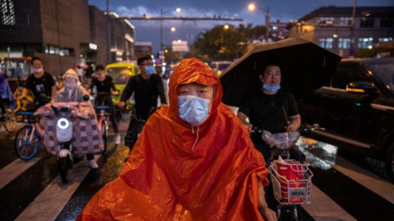 10月6日，受水灾等因素影响，北京11条公交线路采取停驶等措施；北京西站四列始发列车停运。 