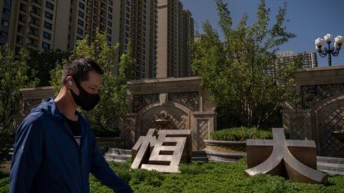恒大集团日前支付了一笔金额8350万美元的债券利息，但危机仍未解除。恒大基本上已经没有收入来源，靠变卖资产还债，但近日两笔交易都告吹。