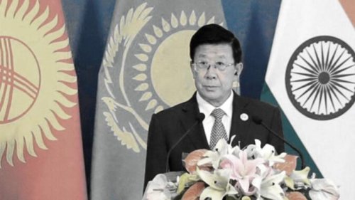 中共第十九届六中全会结束一周后，11月19日，中共宣布免去赵克志兼任的公安部党委书记职务，由王小洪接任。但赵克志仍任公安部长。据报导，郭声琨、赵克志和王小洪出席了公安部召开的任免会议。
