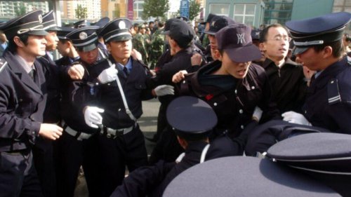 近年来，随着中共“一带一路”的工程在全球范围内不断扩张，中国私营安保公司的业务也扩展到沿线国家。有专家指出，这些安保公司中有大量人员曾经是中共军人，而中共当局支持参与“一带一路”工程的公司聘用这些中资安保公司，背后有多重考量。 