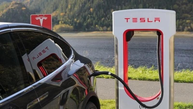 日前特斯拉（Tesla）向美国证券交易委员会(SEC)递交文件，表明特斯拉已经将公司总部从加州搬到了德州，正式成为德州企业，特斯拉新总部的所在地离SpaceX更近些。而执行长埃隆．马斯克（Elon Musk）在去年10月已经先行搬到德州，住在靠近SpaceX和特斯拉两家公司总部的地方。 