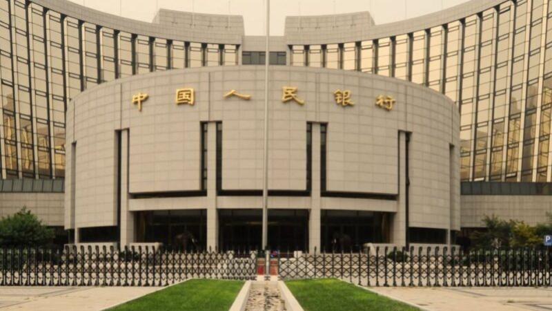 中国经济主要支柱房地产不断爆雷之际，中共央行宣布下调金融机构存款准备金率0.5个百分点，预计将释放长期资金人民币1.2万亿。陆媒分析，此举是为了“稳定房地产基本面”。
