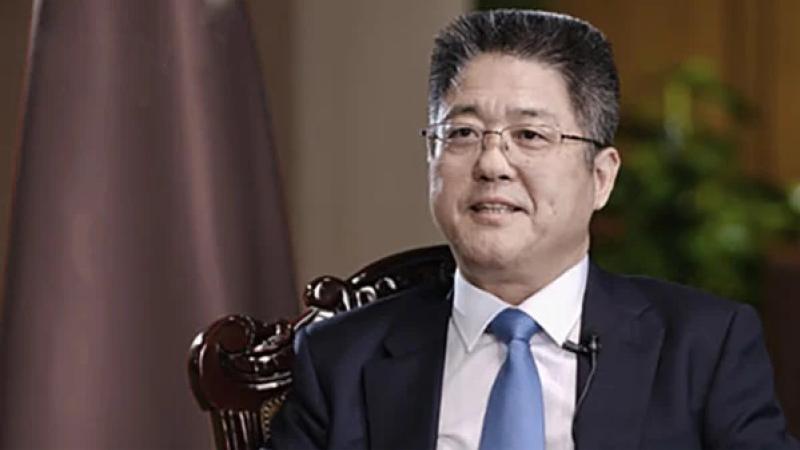 美国举办全球民主峰会，罗冠聪获邀在会上发言，为香港发声。不获邀请参加峰会的中共近日开始大讲中国式的“全过程民主”；外交部副部长乐玉成宣称中国是“当之无愧的民主国家”；国务院新闻办更发表了《中国的民主》白皮书。香港时事评论人颜纯钩撰文指，中共突然热衷民主议题，目的是抢夺话语权。他分析了中共反驳外界批评的三个主要招数，并指所谓“全过程民主”实际上“就是全过程耍流氓”。 